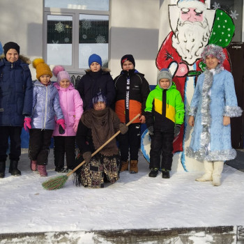 Новогодний утренник «Новый год стучится в дверь». (с. Денискино)